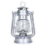 Lampe de camping vintage en métal argenté avec poignée, idéale pour les activités en plein air ou la décoration d'intérieur à thème scientifique ou rétro.