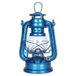 Lampe de camping vintage en métal bleu avec poignée, idéale pour les activités en plein air et les situations d'urgence. Design rétro et robuste, parfaite pour la décoration scientifique ou d'aventure.