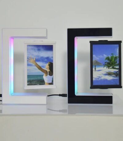 Panneau lumineux décoratif avec écran numérique affichant une scène de plage tropicale, idéal pour la décoration intérieure ou comme objet scientifique innovant.