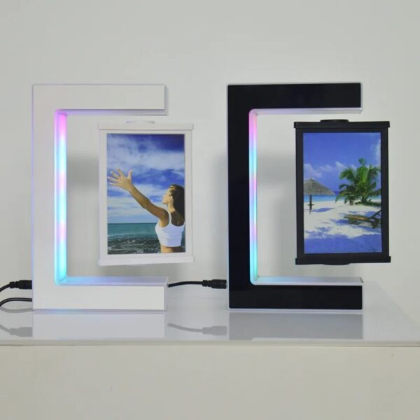 Panneau lumineux décoratif avec écran numérique affichant une scène de plage tropicale, idéal pour la décoration intérieure ou comme objet scientifique innovant.