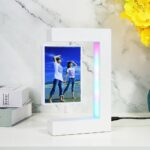Lampe LED avec écran photo personnalisé pour décoration intérieure moderne et originale.