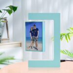 Cadre photo lumineux en forme de C avec écran numérique affichant une photo de deux personnes à la plage, idéal pour la décoration scientifique ou moderne.