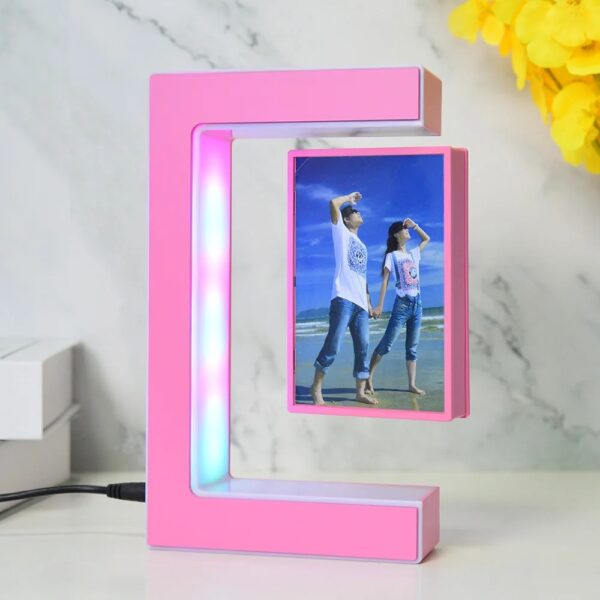 Lampe LED en forme de lettre C rose, idéale pour la décoration intérieure, avec un affichage lumineux et moderne. Parfaite pour ajouter une touche de style à votre espace.