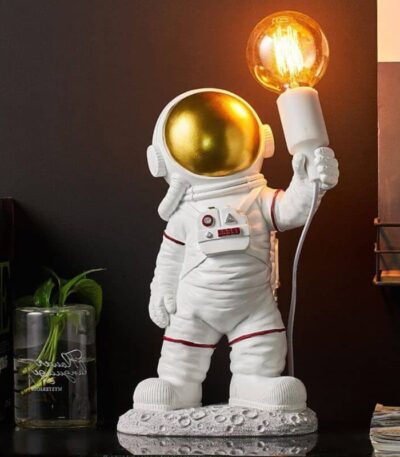 Figurine d'astronaute décorative avec lampe à ampoule vintage, idéale pour la décoration intérieure thématique spatiale ou scientifique.