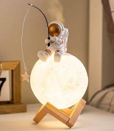 Lampe de nuit lune avec figurine d'astronaute et poisson rouge en verre.