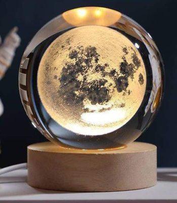 Lune en cristal optique représentant la surface lunaire, posée sur une base en bois, idéale pour la décoration scientifique et éducative.