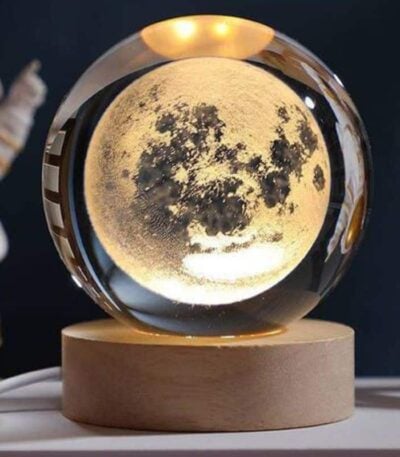 Lune en cristal optique représentant la surface lunaire, posée sur une base en bois, idéale pour la décoration scientifique et éducative.