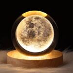 Objet lunaire en boule de cristal avec éclairage LED.