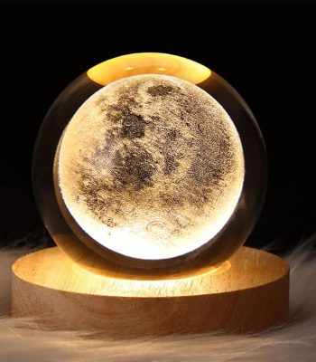 Objet lunaire en boule de cristal avec éclairage LED.
