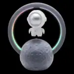 Figurine de cosmonaute avec anneau lumineux coloré et lune en décoration, idéale pour un univers scientifique ou spatial.