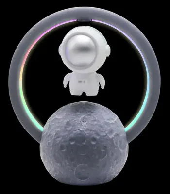 Figurine de cosmonaute avec anneau lumineux coloré et lune en décoration, idéale pour un univers scientifique ou spatial.