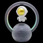 Figurine d'astronaute miniature avec un anneau lumineux coloré et la Lune en décoration, idéale pour une ambiance scientifique ou spatiale.