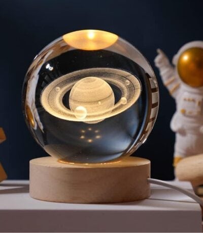 Sphère en verre représentant le système solaire avec planètes en suspension, idéale pour la décoration scientifique et éducative.