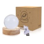 Lampe décorative en forme de planète avec base en bois, idéale pour une décoration scientifique ou enfantine, alimentée par câble USB.