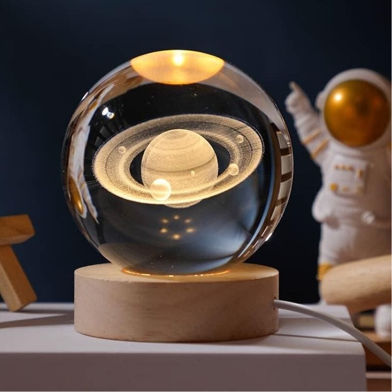 Sphère en verre représentant le système solaire avec planètes en suspension, idéale pour la décoration scientifique et éducative.