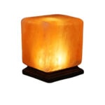 Lampe de sel Himalaya en cube, éclairage d'ambiance naturel et apaisant. Parfaite pour la décoration intérieure, elle diffuse une lumière chaleureuse et relaxante.