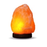 Lampe en sel de l'Himalaya illuminée, idéale pour la décoration intérieure et l'ambiance relaxante.