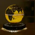 Objet scientifique lumineux représentant un globe terrestre avec horloge intégrée, idéal pour la décoration intérieure et les amateurs de sciences.