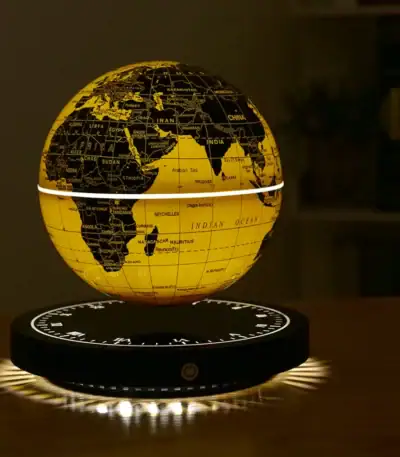 Objet scientifique lumineux représentant un globe terrestre avec horloge intégrée, idéal pour la décoration intérieure et les amateurs de sciences.