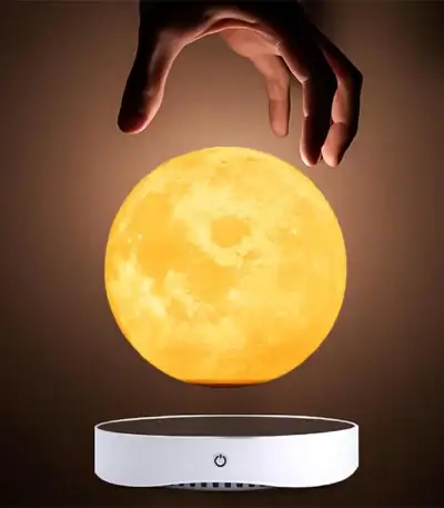 Lampe de nuit en forme de lune, douce lumière pour décoration intérieure et ambiance relaxante. Idéal pour une chambre ou un espace de détente.