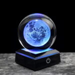 Lampe décorative en forme de lune avec éclairage bleu, idéale pour une décoration scientifique ou cosmique, apportant une ambiance mystérieuse et moderne à votre intérieur.