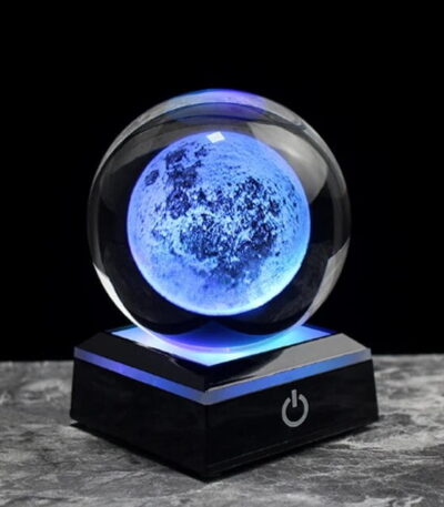 Lampe décorative en forme de lune avec éclairage bleu, idéale pour une décoration scientifique ou cosmique, apportant une ambiance mystérieuse et moderne à votre intérieur.