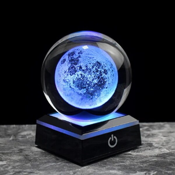 Lampe décorative en forme de lune avec éclairage bleu, idéale pour une décoration scientifique ou cosmique, apportant une ambiance mystérieuse et moderne à votre intérieur.