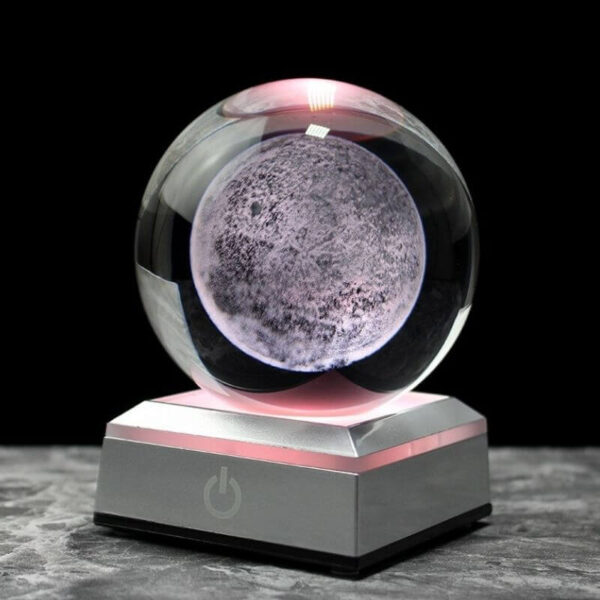 Sphère en cristal représentant la lune, illuminée par une base LED moderne, idéale pour la décoration scientifique ou pour les passionnés d'astronomie.
