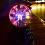 Boule de plasma électrique avec éclairs lumineux, idéale pour la décoration scientifique et éducative. Apporte une touche moderne et fascinante à tout espace intérieur ou extérieur.
