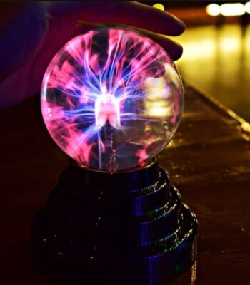 Boule de plasma électrique avec éclairs lumineux, idéale pour la décoration scientifique et éducative. Apporte une touche moderne et fascinante à tout espace intérieur ou extérieur.