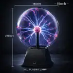 Lampe plasma géante avec éclairs électriques colorés à l'intérieur.