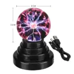 Boule de plasma électrique de 8,5 cm avec socle noir, générant des éclairs lumineux colorés, idéale pour la décoration scientifique et moderne.