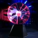Lampe plasma colorée avec décharges électriques visibles à l'intérieur, créant un effet visuel captivant et moderne. Parfaite pour la décoration scientifique ou comme objet de collection innova.