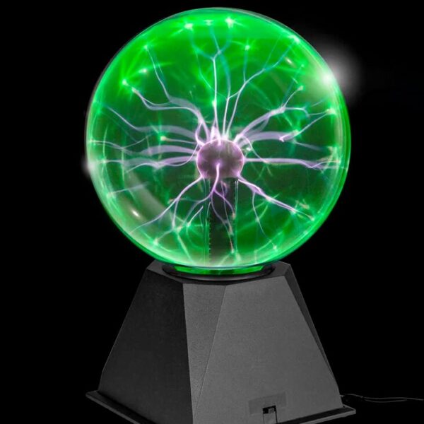 Lampe de plasma avec éclairs lumineux verts et violets, représentant un arbre électrique dans une sphère de verre, sur un socle noir.