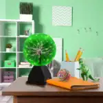 Lampe Tesla Ball avec éclairage vert, idéale pour la décoration scientifique et éducative. Parfaite pour un bureau ou une chambre d’enfant, apportant une touche de science et de modernité.
