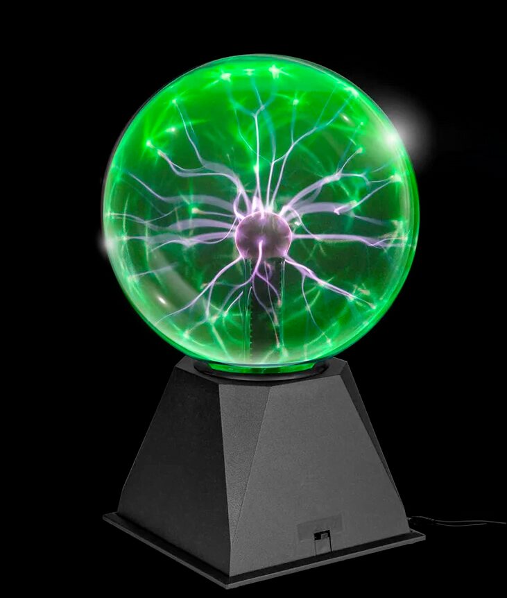 Lampe de plasma avec éclairs lumineux verts et violets, représentant un arbre électrique dans une sphère de verre, sur un socle noir.