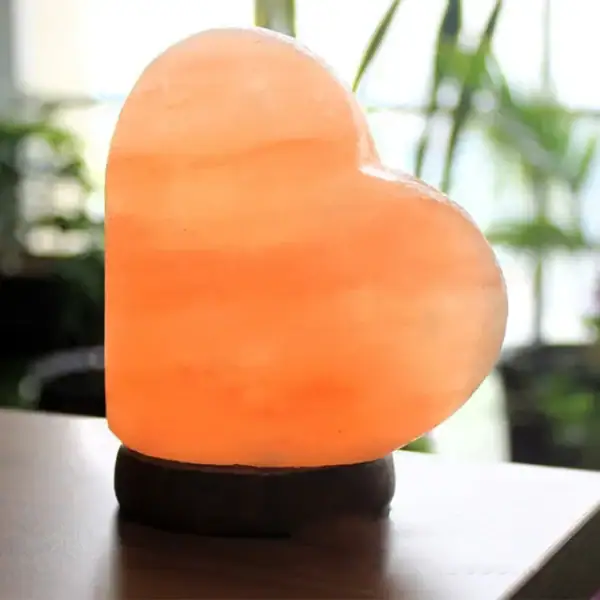 Lampe en forme de cœur en pierre naturelle, éclairée pour créer une ambiance chaleureuse et romantique. Parfaite pour la décoration intérieure ou comme cadeau original.