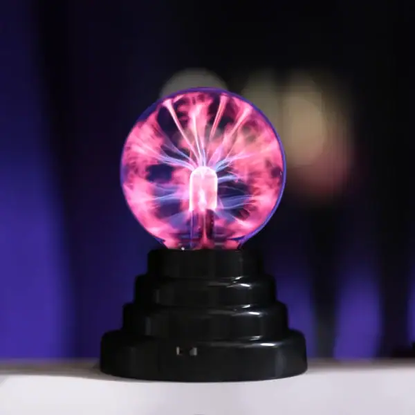 Pointe de décharge électrique visible avec éclairs lumineux violets et roses, illustrant un phénomène scientifique fascinant.