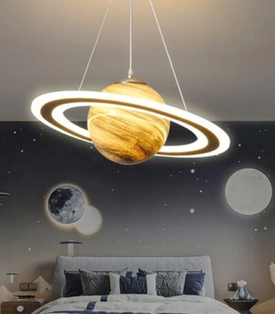 Lampe suspendue représentant une planète avec anneaux lumineux, idéale pour une décoration d'intérieur inspirée de l'espace.