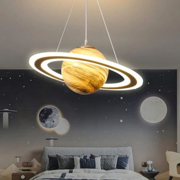 Lampe suspendue représentant une planète avec anneaux lumineux, idéale pour une décoration d'intérieur inspirée de l'espace.