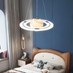 Lampe de plafond design inspirée de l'astronomie avec un globe lumineux et anneaux orbitaux, idéale pour une décoration moderne et scientifique dans une chambre ou un salon.