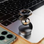 Accessoire technologique en forme de loupe pour smartphone et ordinateur, idéal pour la science et la technologie.
