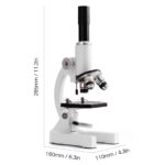 Microscope de laboratoire blanc avec objectif noir, idéal pour l'observation scientifique, avec dimensions précises pour un usage en recherche ou éducation.
