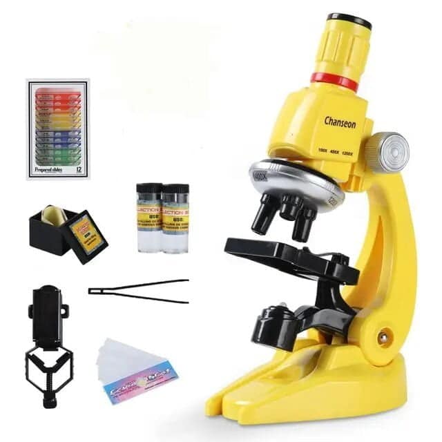 Microscope de laboratoire jaune avec accessoires pour l'observation scientifique, idéal pour l'apprentissage et la découverte en sciences.