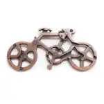 Modèle de vélo mécanique en métal recyclé, illustrant un design industriel et écologique, parfait pour la décoration scientifique ou pour les amateurs de mécanique.