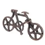 Porte-clé ou objet de décoration en forme de vélo en métal, idéal pour les amateurs de science et de design industriel.