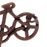 Modèle de vélo mécanique en métal vintage, parfait pour la décoration scientifique ou comme objet de collection. Design industriel avec détails en cuivre ou bronze.
