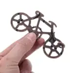 Miniature de vélo en métal, parfait pour la décoration scientifique ou comme objet de collection, avec détails précis et design industriel.