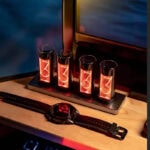 Ampoules Nixie rétro avec montre connectée au premier plan.