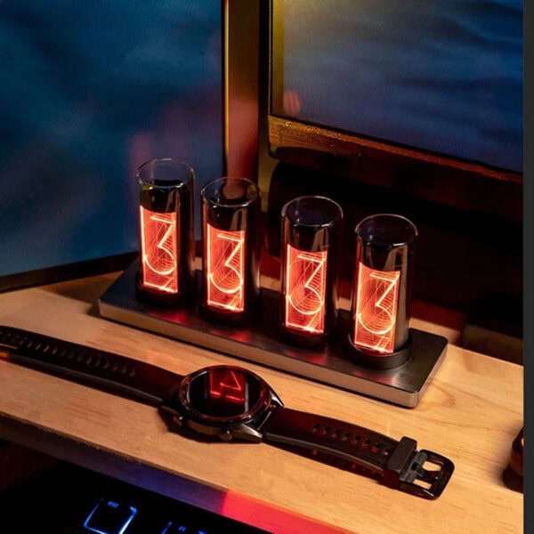 Ampoules Nixie rétro avec montre connectée au premier plan.